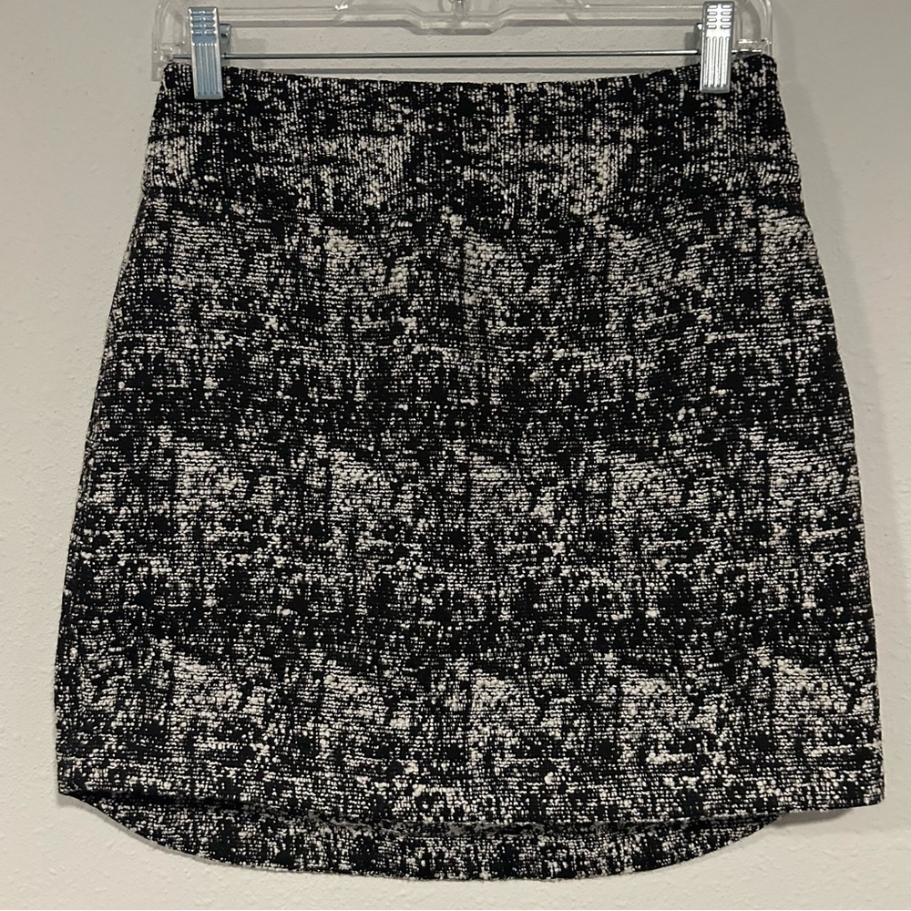 Banana Republic Textured Mini Skirt Size 2 (28 x 19) - Picture 1 of 6